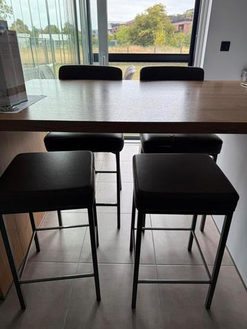 4 barstoelen. 2 met rugleuning en 2 zonder. Leder beschikbaar voor biedingen