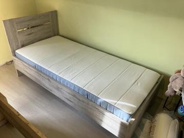 Bed 1-persoons met matras en lattenbodem disponible aux enchères