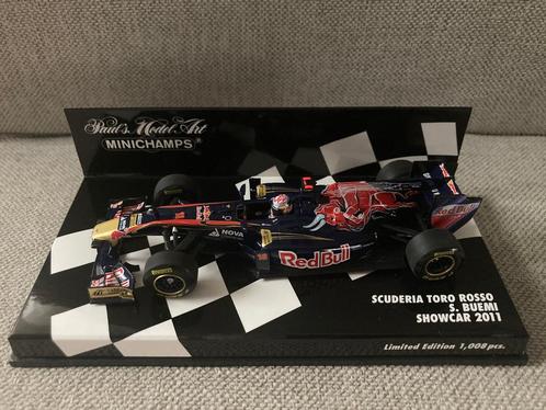 Sébastien Buemi 1:43 Showcar 2011 Scuderia Toro Rosso F1, Verzamelen, Automerken, Motoren en Formule 1, Nieuw, Formule 1, Ophalen of Verzenden