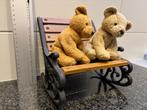 2 schattige beertjes op houten schommelstoel, Ophalen of Verzenden, Zo goed als nieuw, Stoffen beer, Overige merken