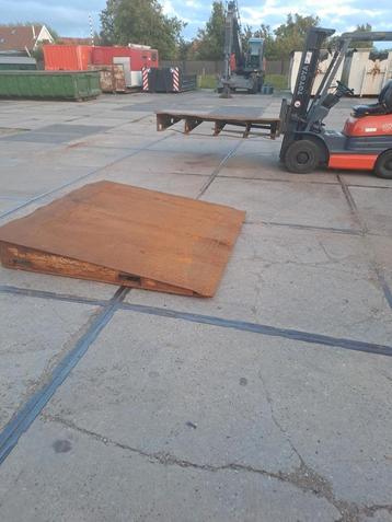 Container oprijschotten oprijbrug rijplaat  beschikbaar voor biedingen