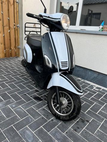 Te koop Venesi 50cc 3 jaar oud beschikbaar voor biedingen