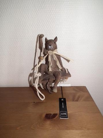 Beeldje: eekhoorn op een schommel. H 18 cm (J-lijn) beschikbaar voor biedingen