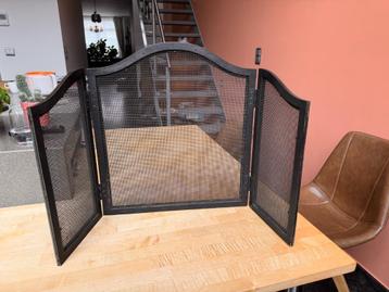 Metalen Haardscherm met Sierlijke Goudkleurige Afwerking  beschikbaar voor biedingen