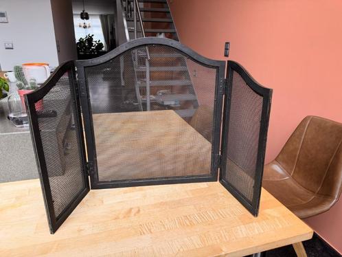 Metalen Haardscherm met Sierlijke Goudkleurige Afwerking, Huis en Inrichting, Haarden, Gebruikt, Houthaard, Ophalen