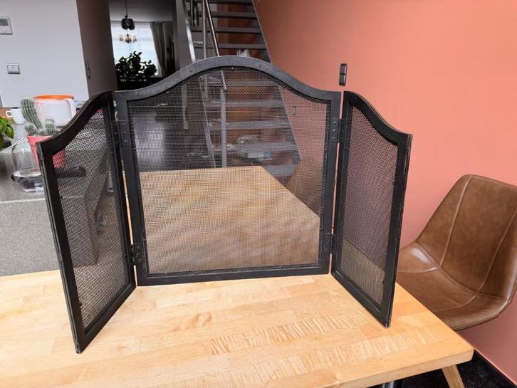 Metalen Haardscherm met Sierlijke Goudkleurige Afwerking, Huis en Inrichting, Haarden, Gebruikt, Houthaard, Ophalen