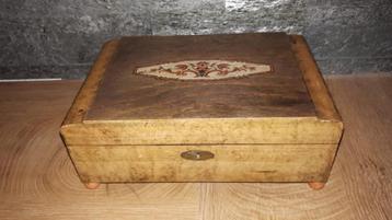 Boîte à laine ancienne - boîte à couture en bois avec miroir