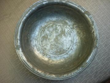 Antieke tinnen teil beschikbaar voor biedingen