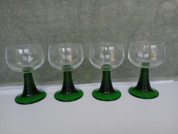 4x vintage glazen op groene voet