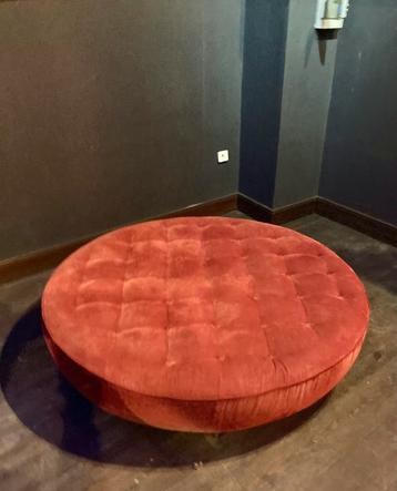 XXL Chesterfield poef 140cm dia. rond 140cm en 35cm hoog beschikbaar voor biedingen