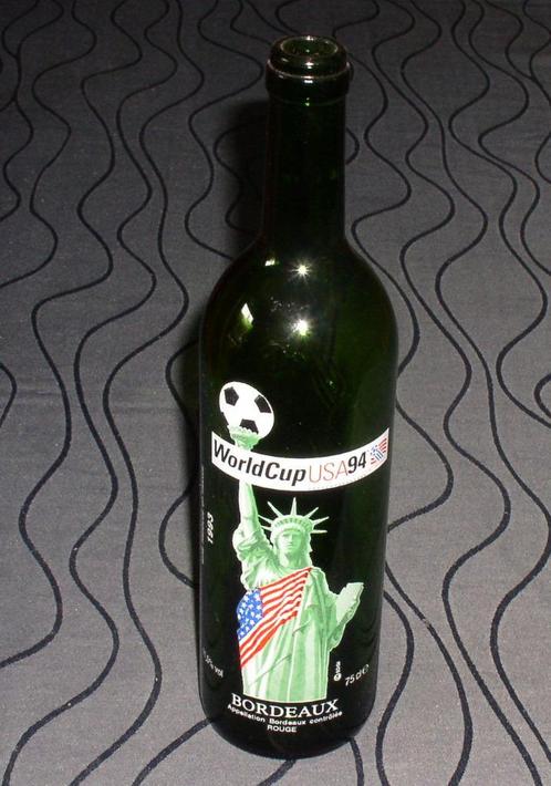 Wijnfles (leeg) WorldCup USA94 voetbal, Verzamelen, Wijnen, Gebruikt, Rode wijn, Frankrijk, Ophalen of Verzenden