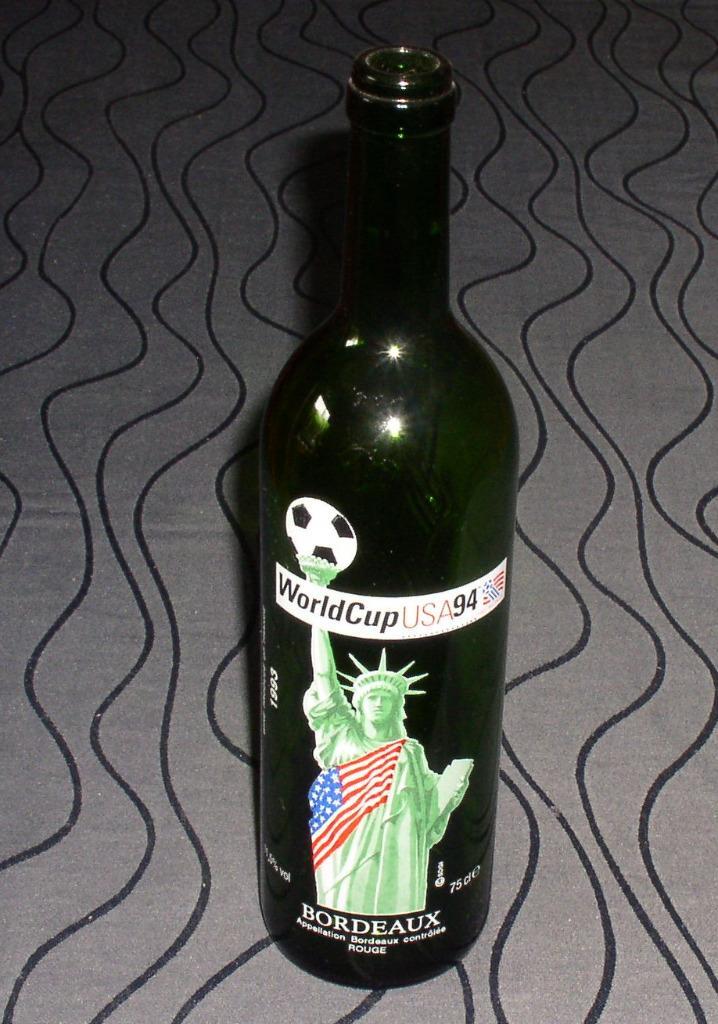 Wijnfles (leeg) WorldCup USA94 voetbal, Verzamelen, Wijnen, Gebruikt, Rode wijn, Frankrijk, Ophalen of Verzenden