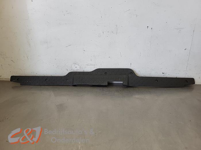 Bekleding achterinstap van een Opel Vivaro, Auto-onderdelen, Interieur en Bekleding, Opel, Gebruikt, 3 maanden garantie, Ophalen of Verzenden