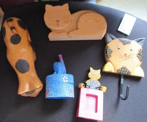5 poezen in hout , prima staat, Verzamelen, Dierenverzamelingen, Zo goed als nieuw, Beeldje of Figuurtje, Hond of Kat, Ophalen of Verzenden