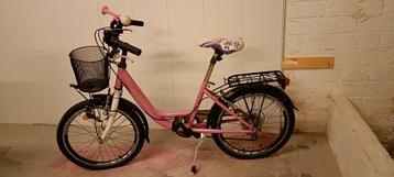 Roze kinderfiets met voormand en bagagerek beschikbaar voor biedingen