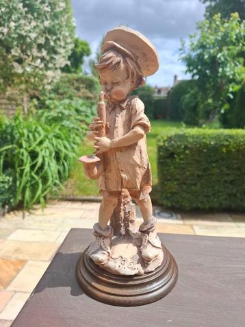 Terracotta beeldje „Jongen met sax” van Giuseppe Armani beschikbaar voor biedingen