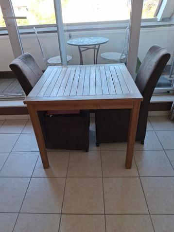 eettafel  en 2 stoelen beschikbaar voor biedingen