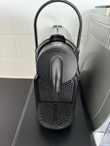 Nespresso Inissia koffiemachine + capsulehouder beschikbaar voor biedingen