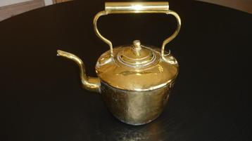 Zeer oude koperen waterketel beschikbaar voor biedingen