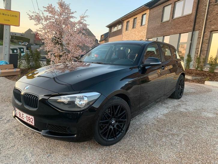 BMW 114i, Autos, BMW, Particulier, Série 1, Essence, Euro 5, Hatchback, 5 portes, Boîte manuelle, Noir, Noir, Tissu, Propulsion arrière