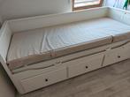 Bed Hemnes met 2 bruine matrassen, Huis en Inrichting, Slaapkamer | Bedden, Ophalen, Zo goed als nieuw