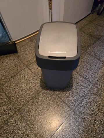 Prullenbak  beschikbaar voor biedingen