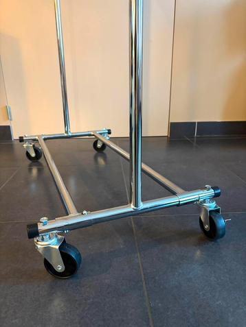 Stevig metalen kledingrek op wielen beschikbaar voor biedingen