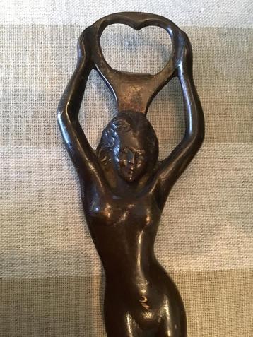 Antieke zware erotische flessen opener in brons Art-Deco