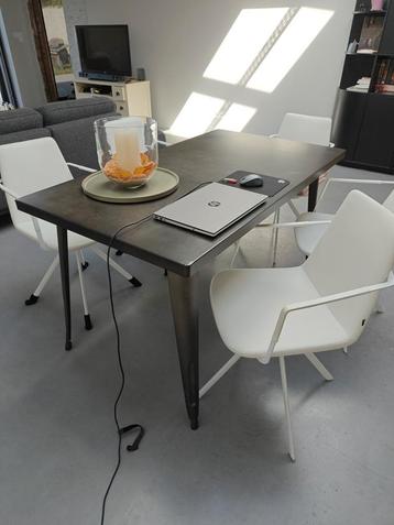 Stalen- metalen tafel in natuurlijke patine Design beschikbaar voor biedingen