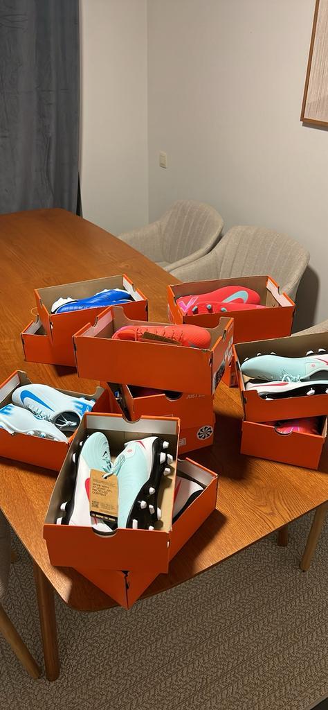 Lot chaussures de football nike, Verzamelen, Sportartikelen en Voetbal, Nieuw, Ophalen