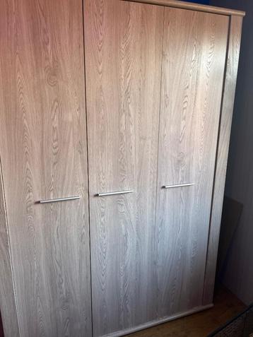 Kleerkast  beschikbaar voor biedingen