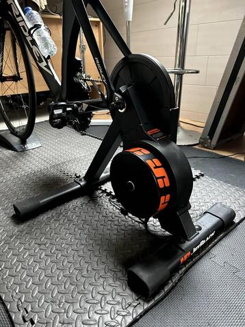 Jetblack Volt EMS Smart Trainer beschikbaar voor biedingen