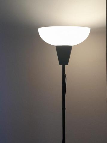 Zwarte vloerlamp met witte kap beschikbaar voor biedingen