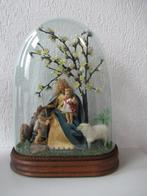 Grote antieke stolp met religieuze voosteling ., Ophalen