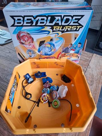 Arène Beyblade Burst avec beyblades  disponible aux enchères