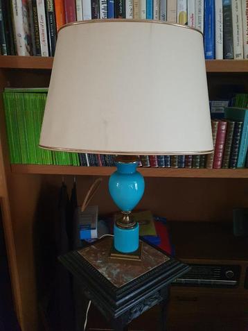 Oude blauwe opaline lamp en messing