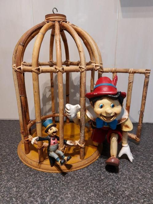 Pinokkio met Japie Krekel in bamboe kooi, Verzamelen, Disney, Zo goed als nieuw, Beeldje of Figuurtje, Peter Pan of Pinokkio, Ophalen of Verzenden