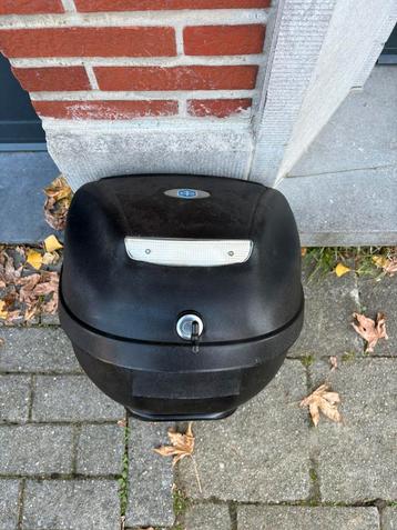 Zip achterkoffer beschikbaar voor biedingen