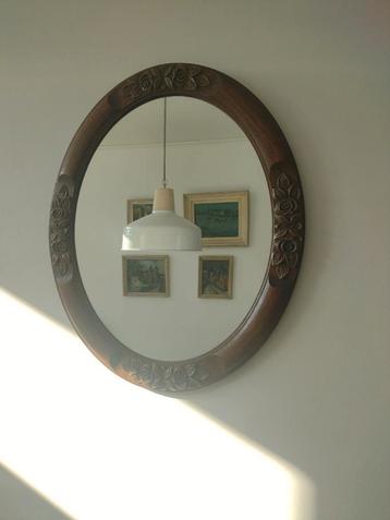 Miroir en bois ancien avec sculpture disponible aux enchères