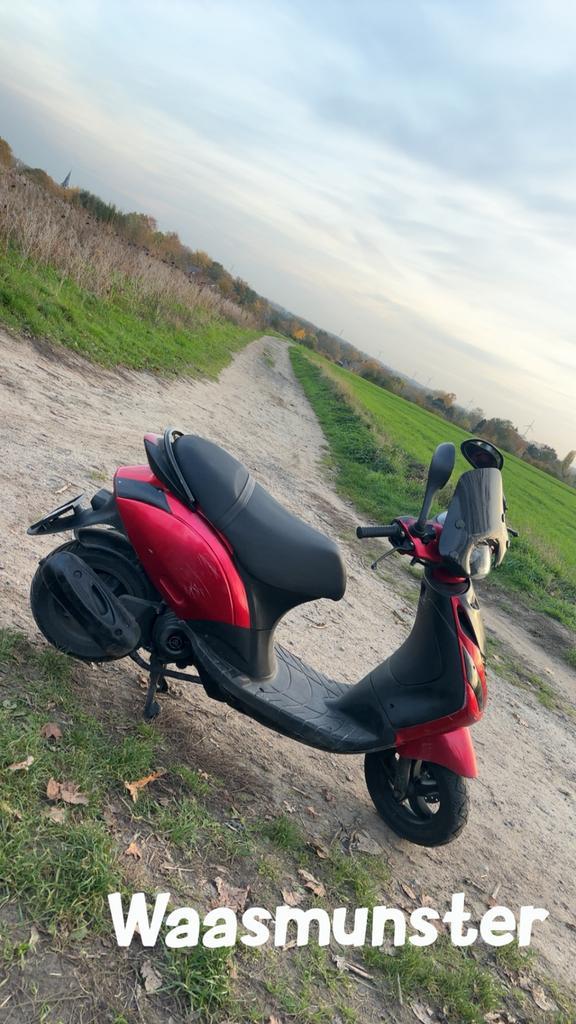 Te koop piagio zip 4t 2v, Fietsen en Brommers, Scooters | Piaggio, Gebruikt, Zip, Klasse A (25 km/u), Benzine, Ophalen