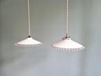 Paar Art Deco hangers in wit geschulpte opaline, Antiek en Kunst, Ophalen of Verzenden