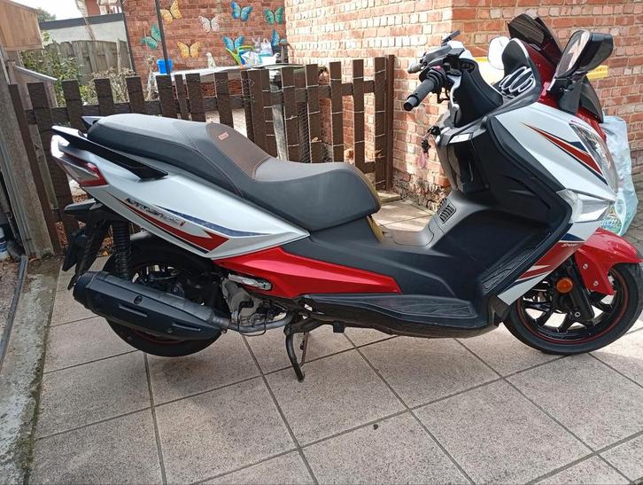 Te koop mooie scooter syn gts Sport i 125 cc van 2017, Fietsen en Brommers, Scooters | SYM, Zo goed als nieuw, Overige modellen