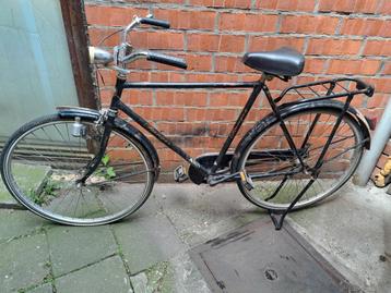 Oude fiets beschikbaar voor biedingen