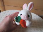 Petit lapin blanc en peluche avec une carotte, Kinderen en Baby's, Speelgoed | Knuffels en Pluche, Konijn, Ophalen of Verzenden