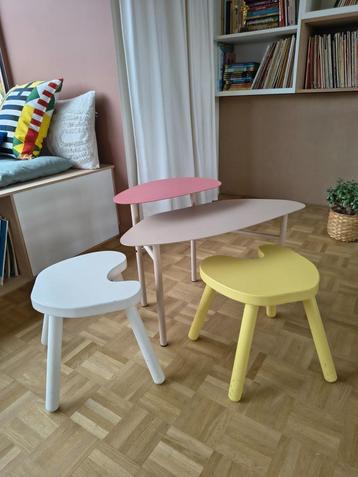 Kindertafeltje en 2 stoelen beschikbaar voor biedingen