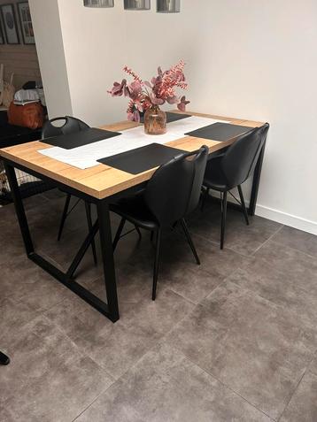 Eettafel met 4 stoelen beschikbaar voor biedingen