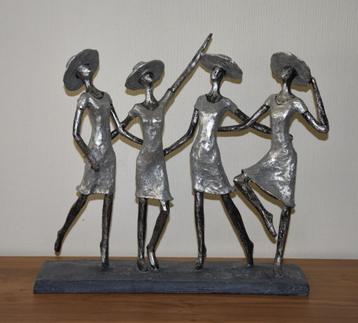 Decoratieve beelden dames  beschikbaar voor biedingen