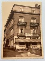 Oude postkaart 1950 Heist aan Zee Café Piccolo Place Gare, Verzamelen, Ophalen of Verzenden, 1940 tot 1960, Ongelopen, West-Vlaanderen