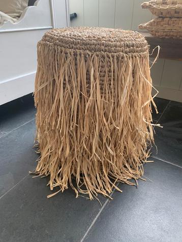 Stijlvol nieuw rotan krukje. beschikbaar voor biedingen