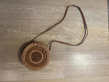Sac fantastique en rotin disponible aux enchères